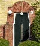 Een van de expressieve entrees aan de Hedastraat.
              <br/>
              Marcel Westhoff, 2023