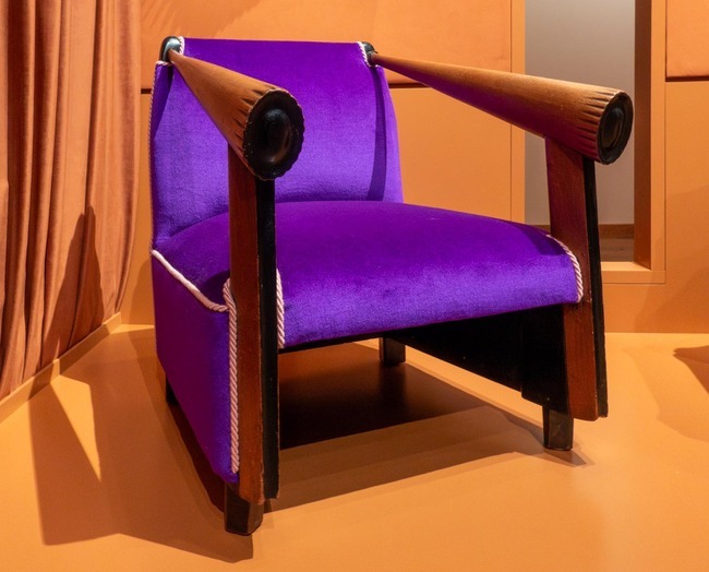 De stoel op de Michel de Klerk tentoonstelling in Museum Het Schip.
              <br/>
              Marcel Westhoff, 2024