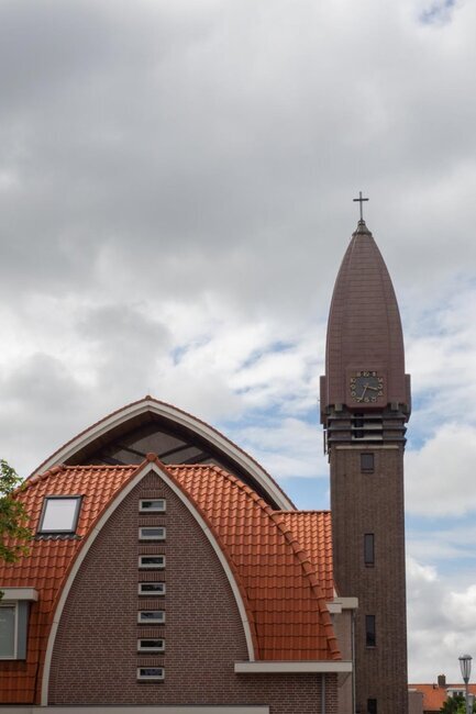 Kerk met nieuwe woning ervoor.
              <br/>
              Hans Farjon, 2020