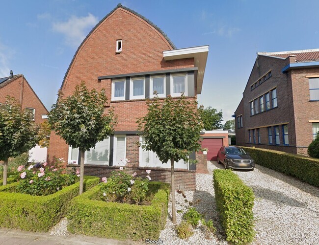 Rood en geel lakwerk heeft plaatsgemaakt voor wit.
<br/>
Google maps, 2024