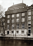 Historische foto met de originele lantaarns.
<br/>
Beeldbank Stadsarchief Amsterdam, jaren 1920