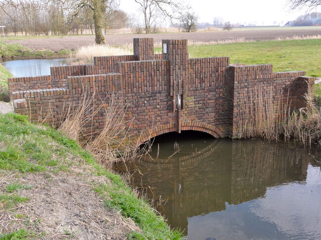 Het bakstenen bruggetje.
<br/>
Gouwenaar / Wikimedia Commons, 2011