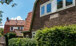 De gevelsteen op een van de relatief eenvoudige woningen aan de Neuweg in Hilversum.
<br/>
Marcel Westhoff, juni 2022