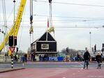 Ineens staat er een huisje als je onder het viaduct door komt.
              <br/>
              Gert-Jan Lobbes, 13 december 2021
