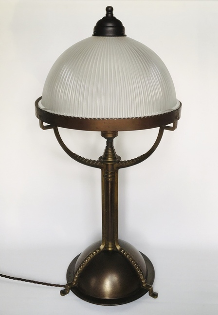 De lamp met golvende motieven.
<br/>
MUTEK, 2022