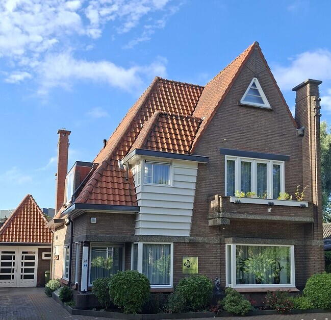 De fraaie villa.
<br/>
Joop de Haan, 2026