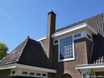 Het uitgebouwde trappenhuis met links de tweede schoorsteen van het huis.
<br/>
Gert-Jan Lobbes, 2026