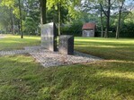 In het plantsoentje staat het Joods monument. Vlak hierbij stond de synagoge van Ter Apel.
<br/>
Marcel Westhoff, 2023