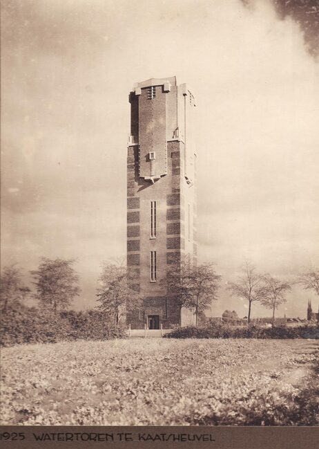 De watertoren vlak na de bouw.
              <br/>
              Collectie Bart Sangster, 1925