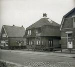 Brinklaan Apeldoorn, een rietgedekte variant van Frederikslaan 24 (niet meer bestaand).
              <br/>
              www.parkenbuurt.nl, zonder jaartal