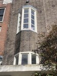 Metselwerk boven entree.
<br/>
Erik de Groot, 2026