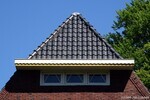 Typische zolderramen onder een diepe lijst en wolfsdak.
<br/>
Gert-Jan Lobbes, 2020