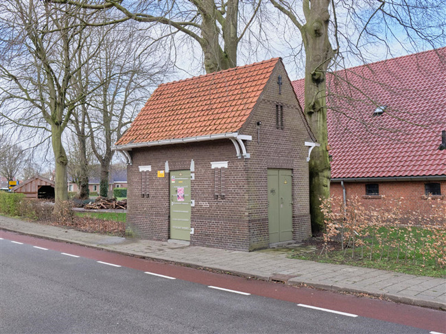 Het huisje met op de achtergrond de boerderij van Dorpsstraat 1.
              <br/>
              Johan van den Tol, 2022