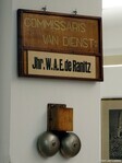 Bord en bel op de begane grond herinneren aan de Deli Batavia Maatschappij.
<br/>
Gert-Jan Lobbes, 2024