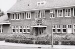 De school met de 'nieuwe' naam. De gevelleters zijn verdwenen, net als de plantenbakken.
              <br/>
              Stadsarchief Amsterdam, juli 1978