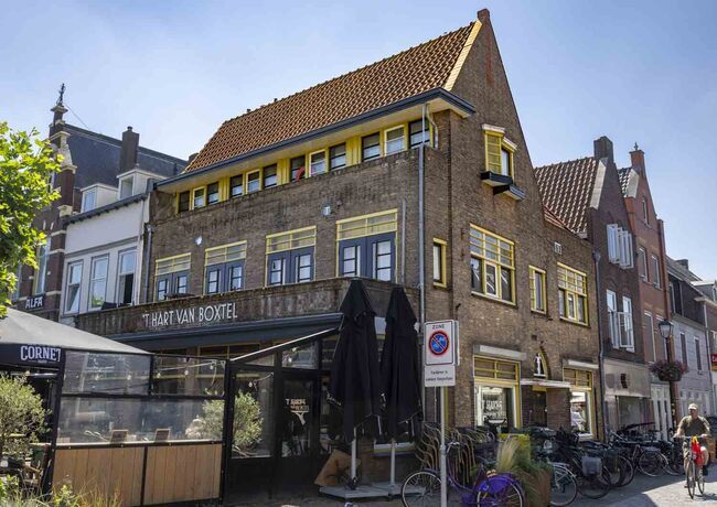 Links Markt, rechts Kruisstraat.
<br/>
Marcel Westhoff, 2026