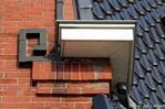 Dakgoot met versiering van zwarte bakstenen.
<br/>
Gert-Jan Lobbes, 2025