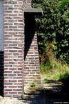 Zijkant en achterkant. Onder de betonnen luifel bevindt zich de toegangsdeur.
<br/>
Gert-Jan Lobbes, 2018