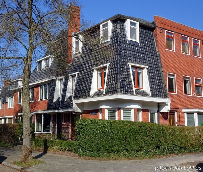 Opvallend gelegen op de hoek.
<br/>
Gert-Jan Lobbes, 2025