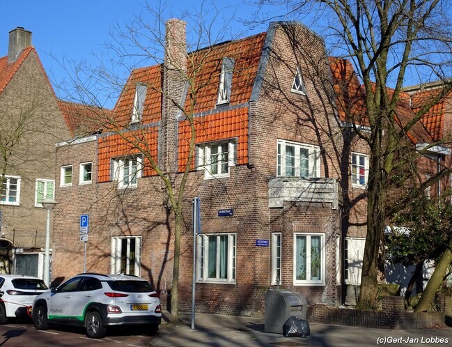 Voorgevel en zijgevel na recente renovatie.
<br/>
Gert-Jan Lobbes, 2025