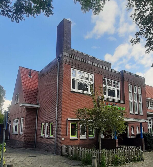 De voormalige St. Aloysiusschool.
              <br/>
              Joop de Haan, 2023