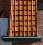 Dakpannen en dakgoot, detail.
<br/>
Gert-Jan Lobbes, 2022