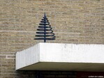 Een dennenboom-achtig ornament op de portiek.
<br/>
Gert-Jan Lobbes, april 2023