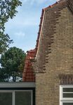 Siermetselwerk langs de dakrand.
<br/>
Marcel Westhoff, september 2021