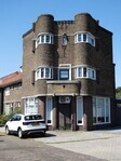 Totaalbeeld, links achter de gevels van nummer 30 en 32, die bij het blok horen.
<br/>
Gert-Jan Lobbes, 2026