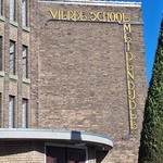 De oorspronkelijke, sierlijke, gevelletters.
<br/>
Rinetzko, 2024