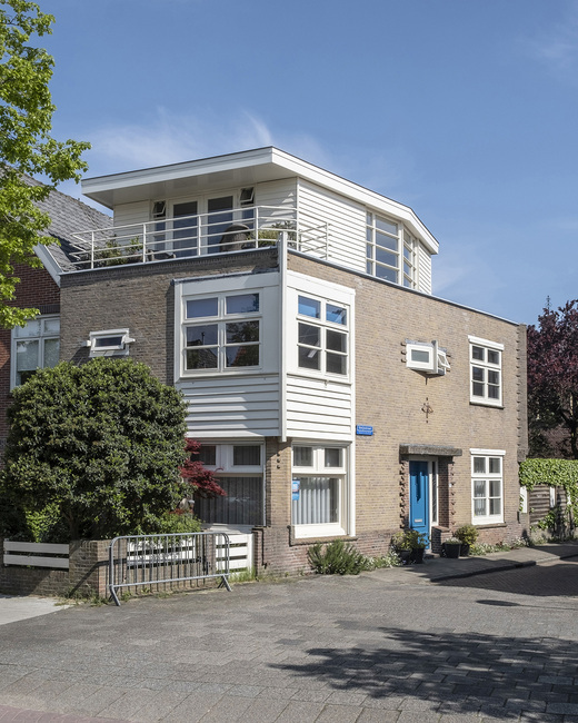 Het hoekhuis – mét bijpassende opbouw.
<br/>
Roel Siebrand, 2024