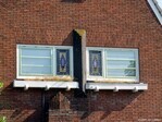 Kozijnen van de eerste verdieping, gescheiden door een muurdam.
<br/>
Gert-Jan Lobbes, 2023