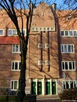 Voordeuren met trappenhuisgevel, links de houten gevelbekleding die in 2023 een nieuwe kleur kreeg.
<br/>
Gert-Jan Lobbes, december 2023