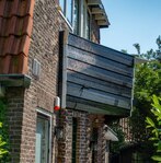 Entree: detail van het houtwerk en het metselwerk.
<br/>
Marcel Westhoff, 2023