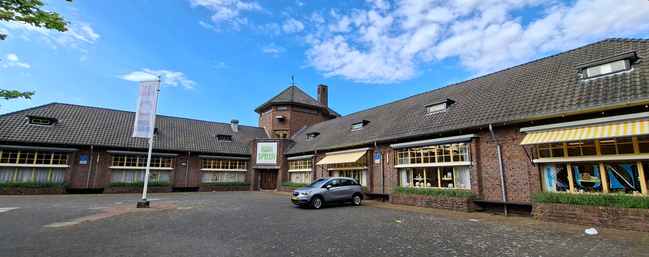 Totaaloverzicht van het schoolgebouw.
<br/>
Joop de Haan, 2026