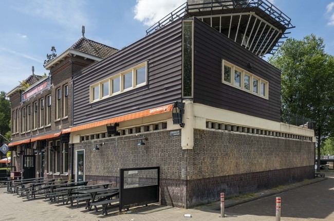 De 'moderne' extensie van het badhuis (links), met een nog veel modernere opbouw.
<br/>
Marcel Westhoff, 2024