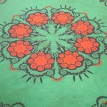 De bloemachtige versiering op het blad.
<br/>
Studio Eklektik, 2025