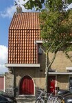 De entree aan de Karolingenstraat.
<br/>
Marcel Westhoff, 2023