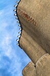De oostelijke toren, met de naam in oranje tegels.
              <br/>
              Marcel Westhoff, mei 2017