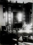 De en-suite met glas-in-lood van Bogtman, zicht van salon naar eetkamer.
<br/>
Particuliere collectie, vermoedelijk rond 1930