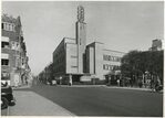Kortenaerkade hoek Anna Paulownastraat met het gebouw van de OLVEH (Onderlinge Levensverzekering van Eigen Hulp). Bij de ingang de twee beeldhouwwerken van Van den Eijnde.
<br/>
Haags Gemeentearchief, 1949
