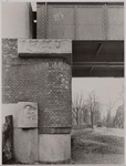 De noordzijde van het viaduct over de Amstelveenseweg, met twee beelden van Theo Vos.
<br/>
Stadsarchief Amsterdam, ca. januari 1930