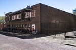 De straatzijde van het gebouw.
<br/>
Roel Siebrand, 2021