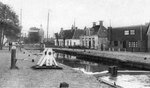 Historische ansichtkaart waarop nummer 11 nog alleen staat als Amsterdamse Schoolpand.
              <br/>
              Fotoarchief Oud Meppel, voor 1929