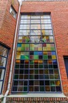 Glas-in-loodvenster van nummer 4.
<br/>
Verver Jet Winters Makelaars, 2023