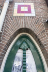 Paraboolvormige deur met siermetselwerk.
<br/>
Marcel Westhoff, juni 2020