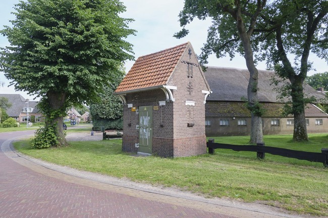 Ook in Drenthe staat dit model transformatorhuisje.
<br/>
Johan van den Tol, 2024