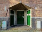 Drie voordeuren in verdiepte portiek.
<br/>
Gert-Jan Lobbes, 2023