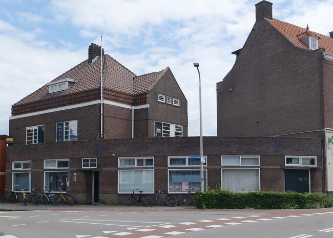 De voormalige pianohandel Simons.
<br/>
Rinetzko, 2026