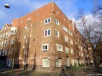 Totaalaanzicht, gezien vanaf het pleintje voor het postkantoor.
<br/>
Gert-Jan Lobbes, 2023